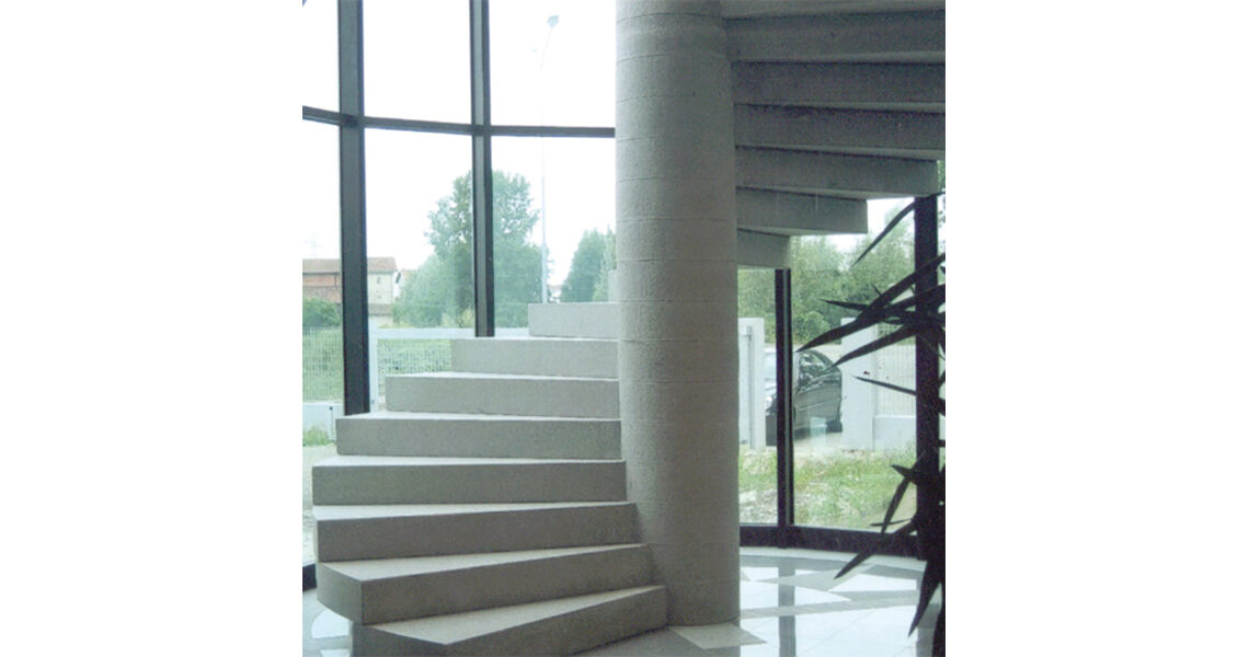 ARCHITETTURA D’INTERNI  Posa dei gradini  in Diorite della  scala a chiocciola