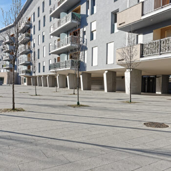 PIOLTELLO (MI) – Piazzale e scale di complesso residenziale