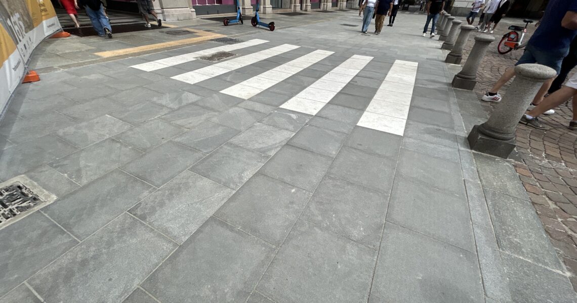 Torino – Via Roma/Piazza San Carlo – Pavimentazione in Diorite Piemonte  e Bianco Carrara