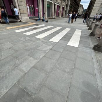 Torino – Via Roma/Piazza San Carlo – Pavimentazione in Diorite Piemonte  e Bianco Carrara