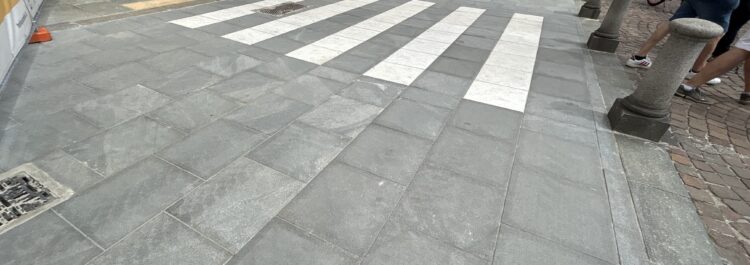 Torino – Via Roma/Piazza San Carlo – Pavimentazione in Diorite Piemonte  e Bianco Carrara