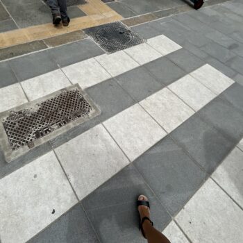 Torino – Via Roma/Piazza San Carlo – Pavimentazione in Diorite Piemonte  e Bianco Carrara